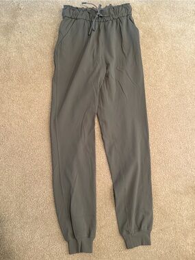 Lululemon Olive Joggers size 2 Great Condition